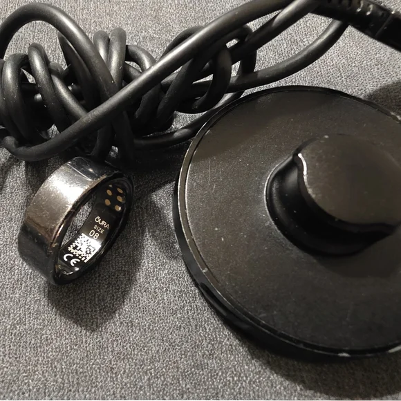 Oura Ring Gen 3 – Black Heritage Includes Ring, Black Protective Cover, Charger - Picture 3 of 5